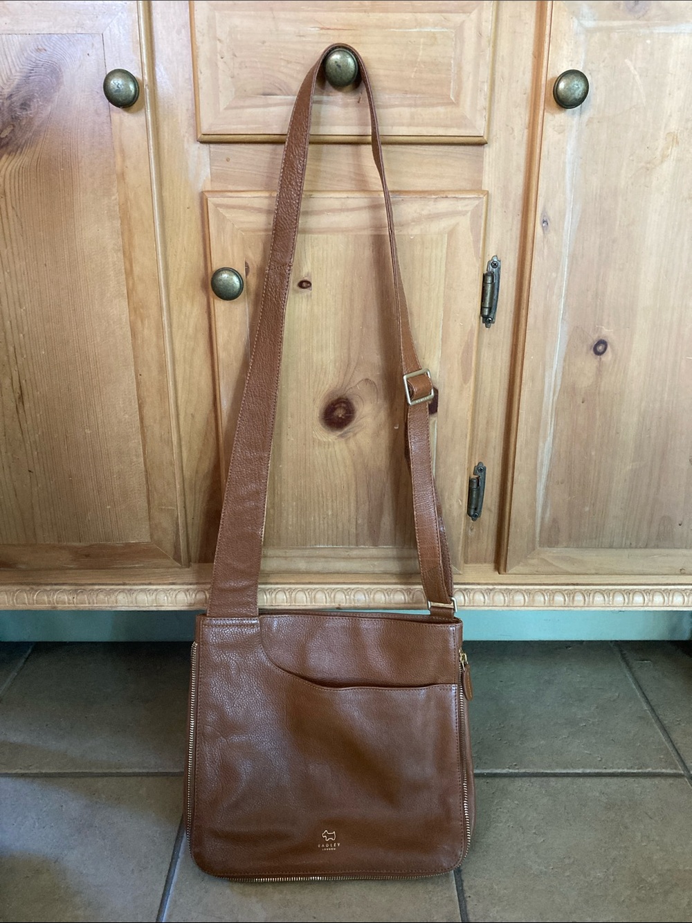 RAEY LONDON Classic Leather Crossbody Bag - Brown
